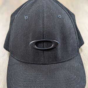 Oakley Baseball Hat Cap Black Large XL Flexfit 6 Panel Logo Embroidered Fitted